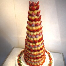 【岩手県盛岡市】タワータイプのウェディングケーキ（苺のクロカンブッシュ）をお作りしました