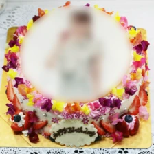 食べれる花飾りの丸形の写真ケーキ（４号２～３人用￥5,000～）