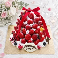【２段ケーキ】【冬季限定】苺のクロカンブッシュ　6号（15㎝/9㎝・約6～7人用）￥13,000（税込）～